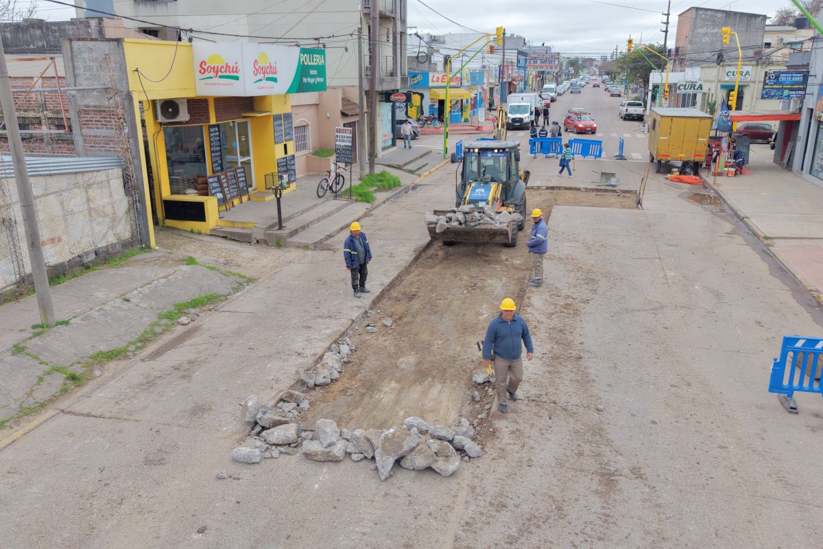 Comenzó el bacheo de Artigas entre Hernández y la Terminal de Ómnibus