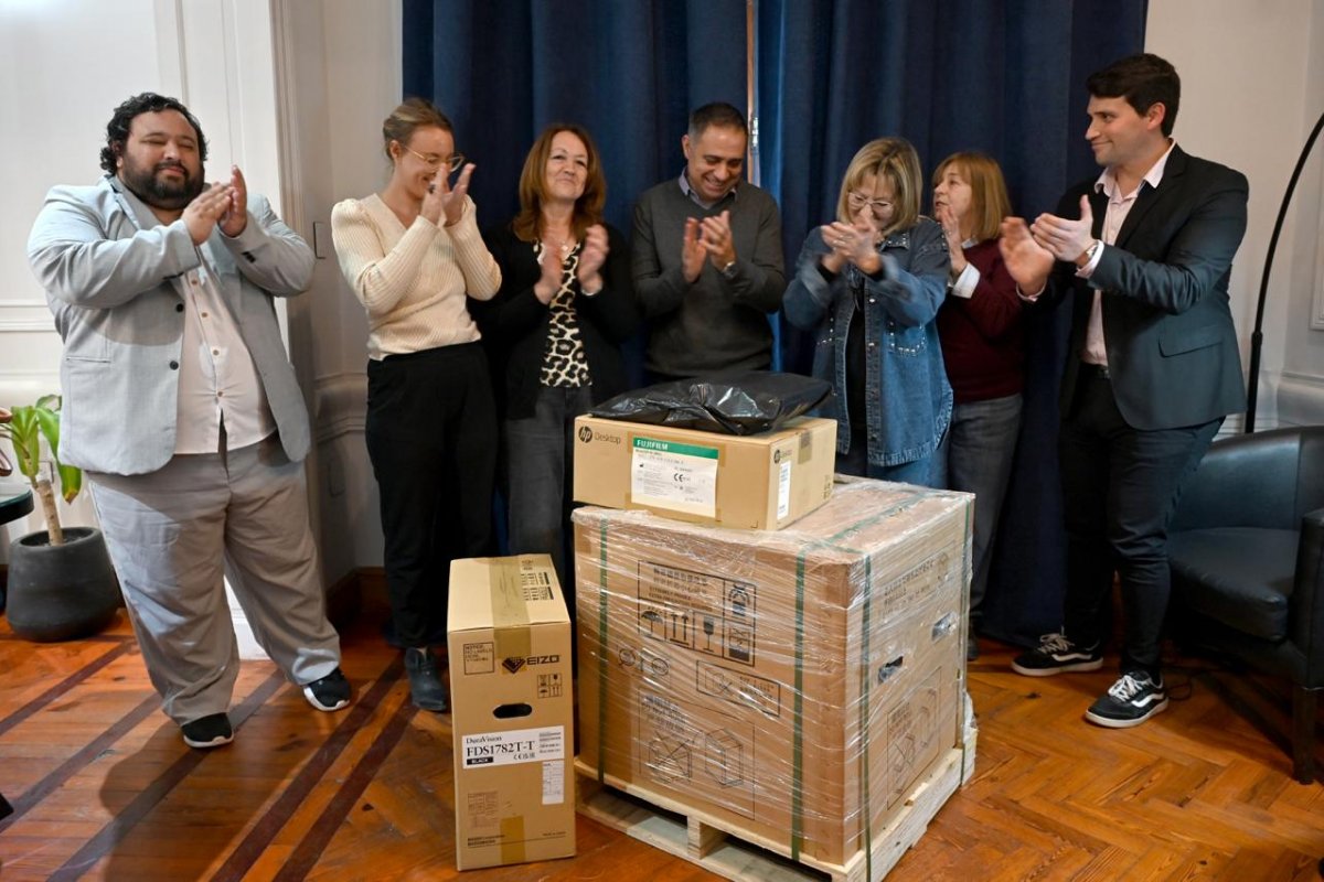 Imagen de noticia El Municipio entregó un digitalizador de imágenes a LALCEC para recuperar el servicio de mamografías gratuitas