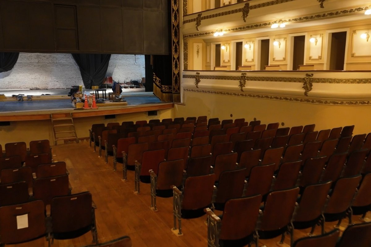 Imagen de noticia El Teatro Gualeguaychú vuelve a tomar forma: comenzaron a colocar las butacas