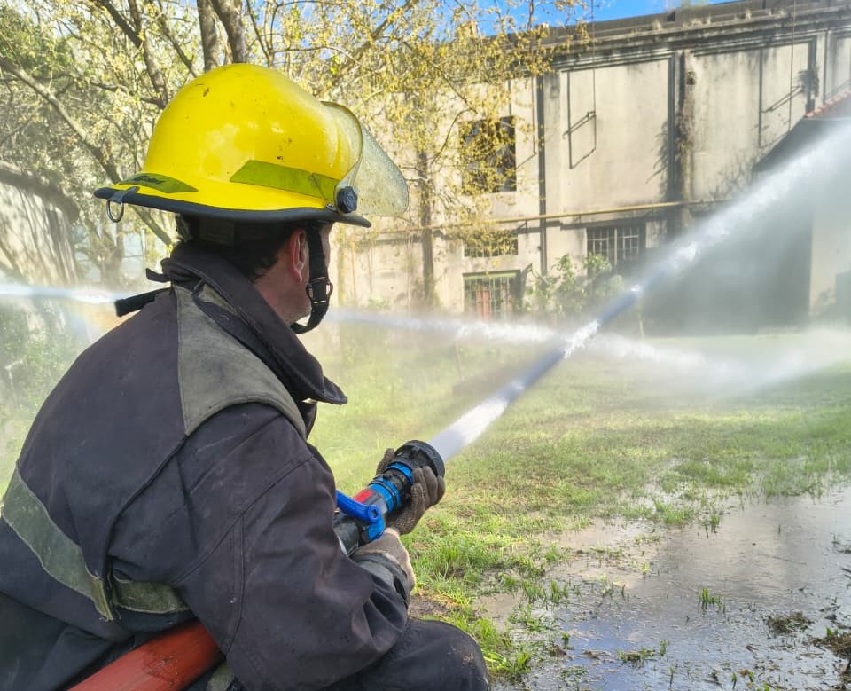 Imagen de noticia Bomberos de Gualeguaychú pusieron a prueba un operativo de abastecimiento y ataque en el ex Frigorífico