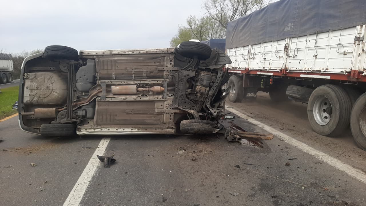 Volcó un Nissan en la Autovía 12 y su conductor sufrió una fractura expuesta