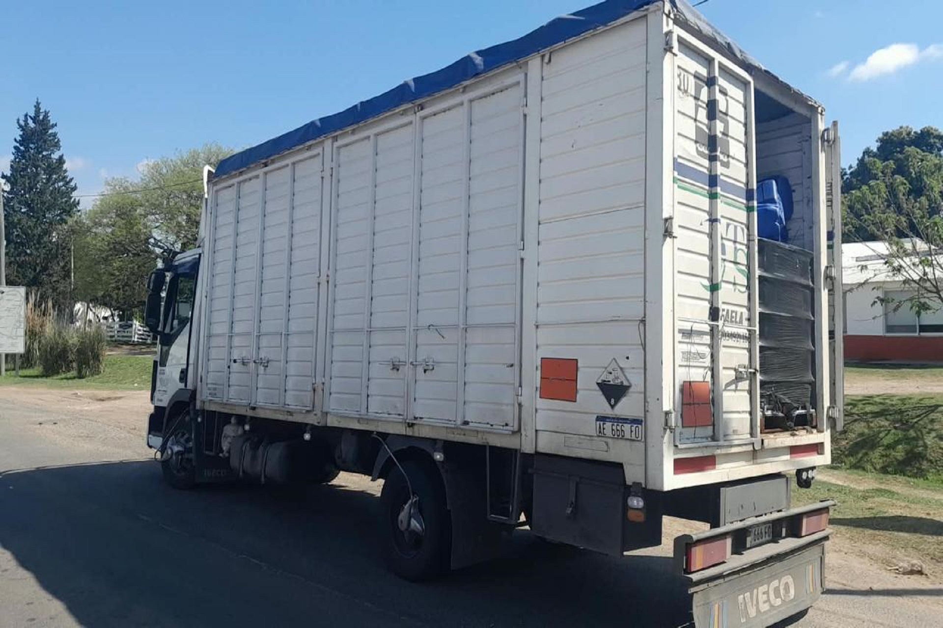 Imagen de noticia La Policía interceptó un camión con 152 bidones en infracción a la ley de Fitosanitarios