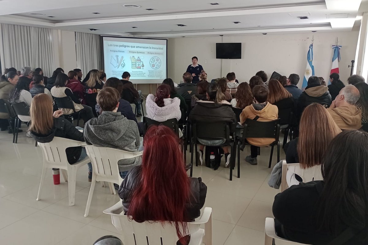 Imagen de noticia Se realizó una nueva capacitación en manipulación segura de alimentos