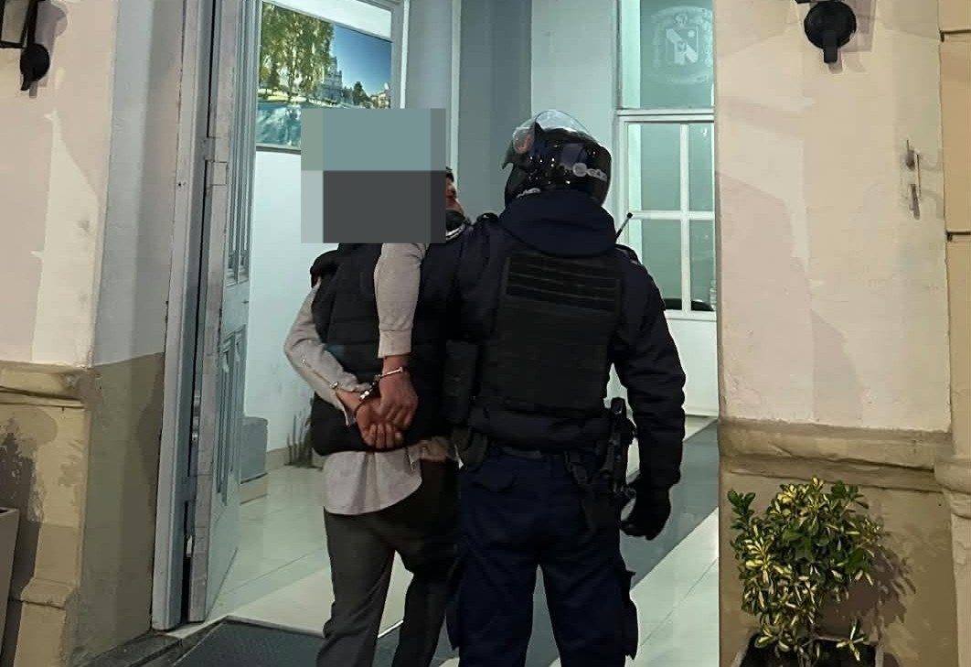 Imagen de noticia Detuvieron a un hombre que debía cumplir arresto domiciliario y circulaba con una moto robada