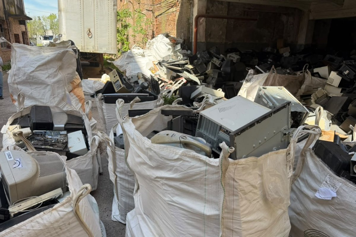Imagen de noticia Se recolectaron 35 bolsones de residuos electrónicos para su reciclado