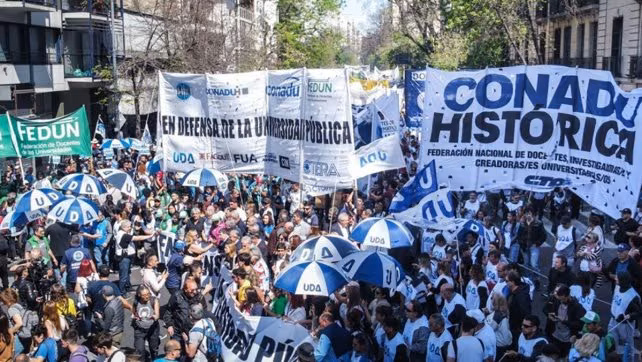 Docentes universitarios inician un paro de 72 horas en reclamo por el financiamiento y los salarios