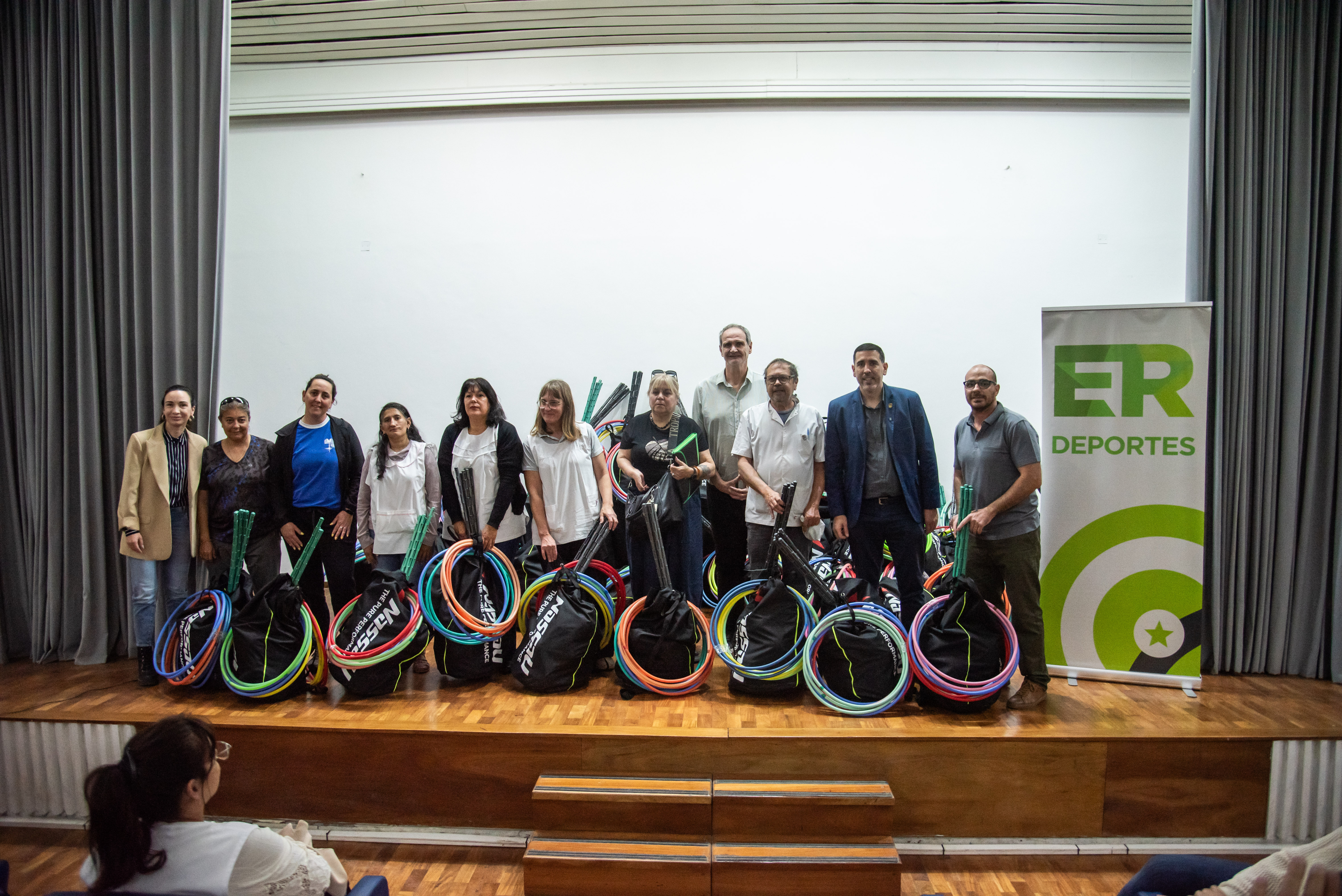 Imagen de noticia Entre Ríos avanza con la entrega de 140 kits deportivos a escuelas de distitos lugares de la provincia