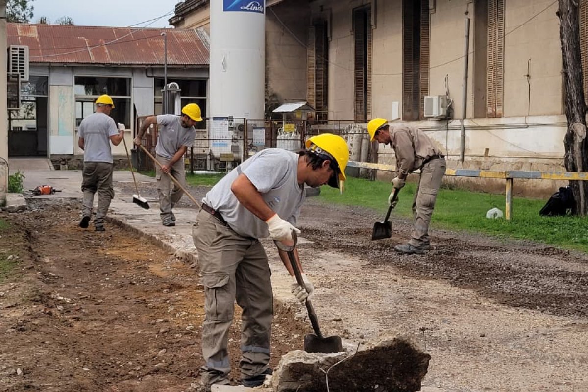 Imagen de noticia Reconstruyen las veredas internas de los hospitales Centenario y Bicentenario