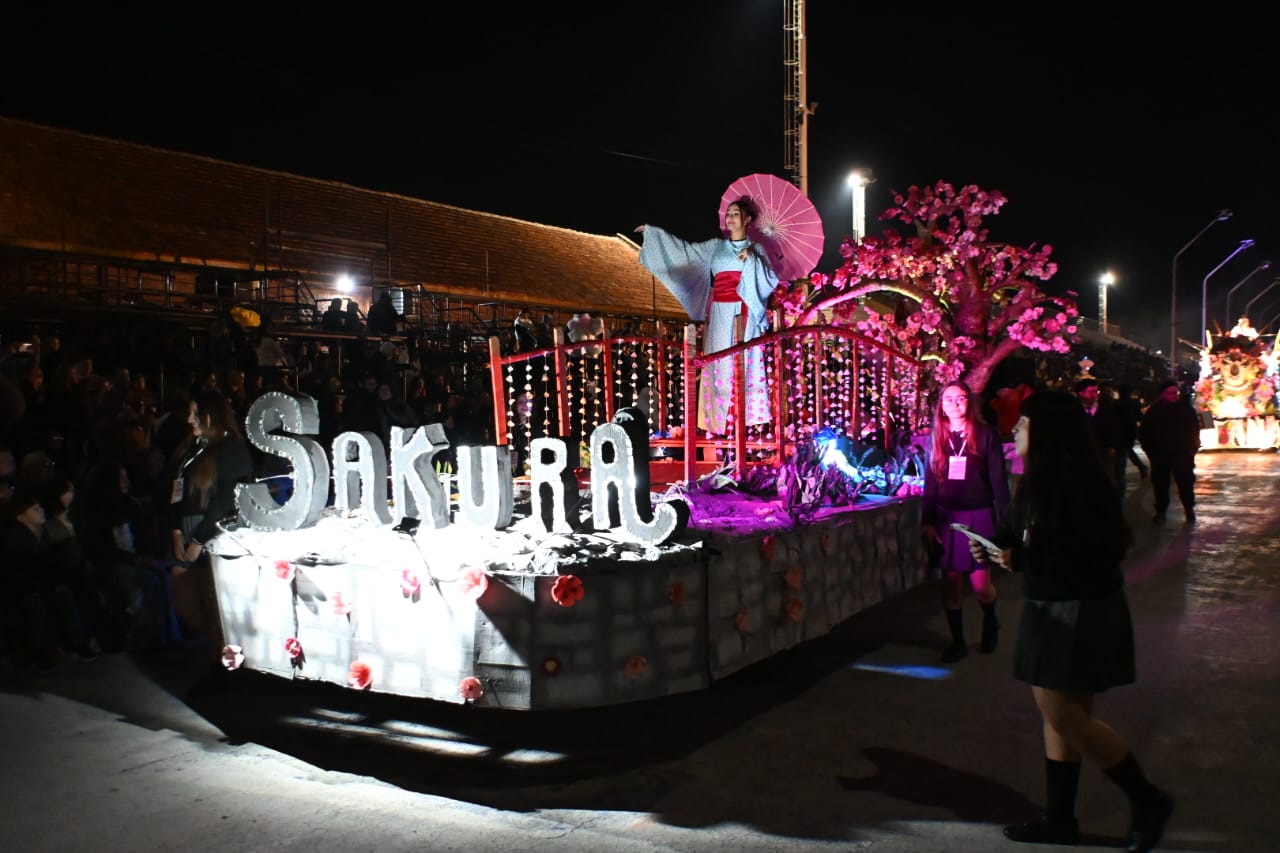 Imagen de noticia Gualeguaychú vivió una multitudinaria noche de carrozas: 23 creaciones desfilaron en el Corsódromo