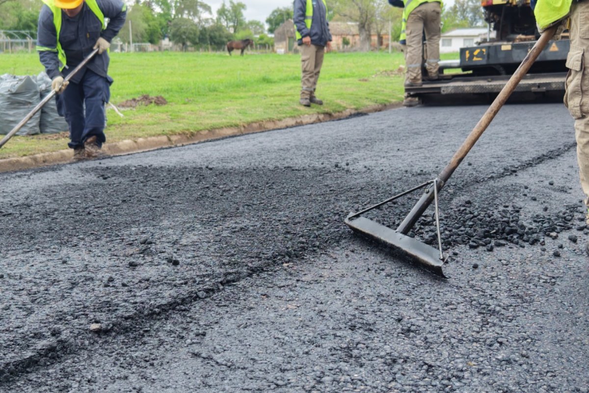 Se realiza un bacheo profundo y asfaltado en calle Güemes, en la zona sur de la ciudad