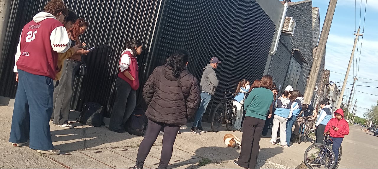 Imagen de noticia Estudiantes del colegio Héroes de Malvinas se manifestaron para pedir que un compañero continúe en la institución