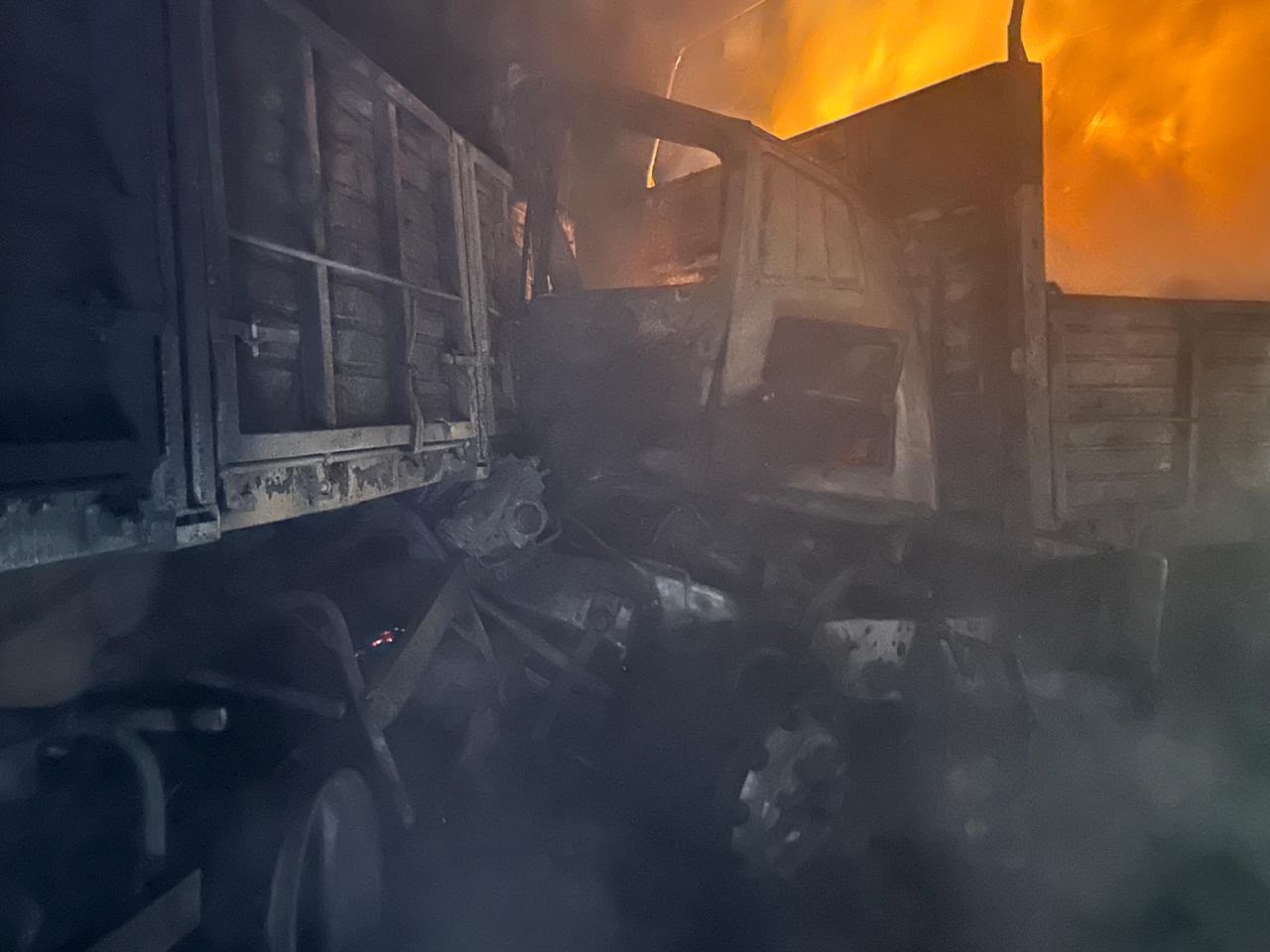 Debieron cortar la Ruta 12 por el choque entre dos camiones y un incendio