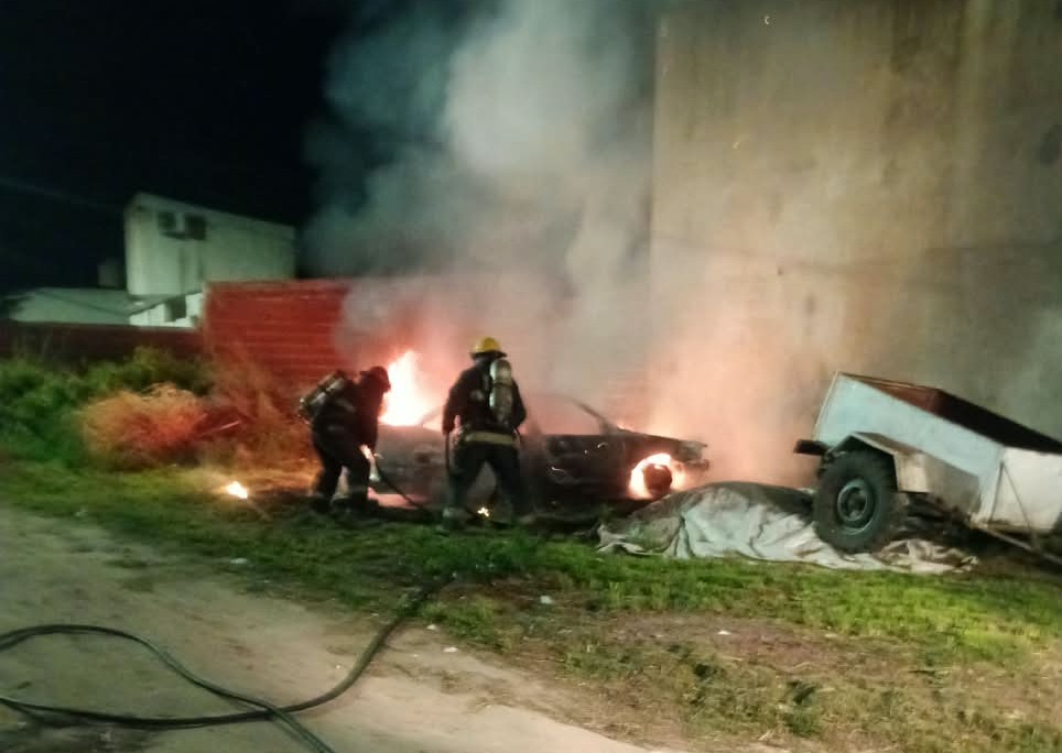 Un automóvil sufrió destrucción total tras incendiarse en Montana y Curie