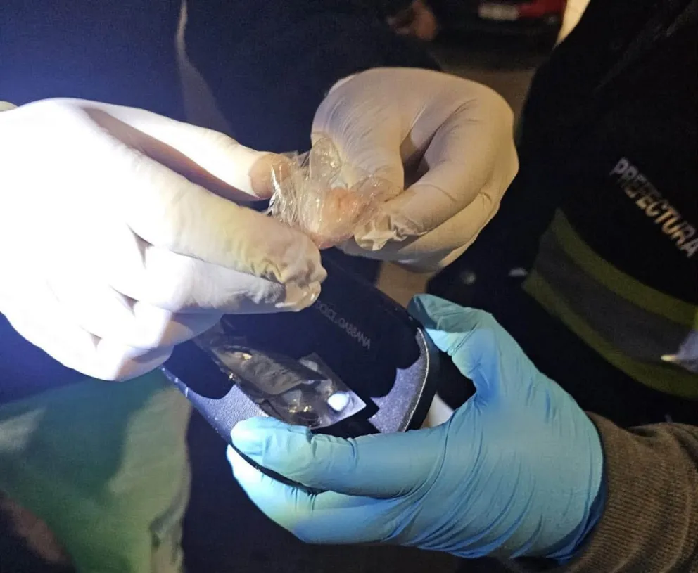 Encontraron a una mujer escondida en un auto en el puente San Martín y secuestraron drogas