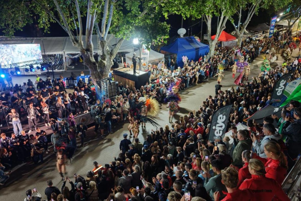 Imagen de noticia Gualeguaychú abrazó al mundo en la apertura histórica del Mundial de Canotaje Maratón
