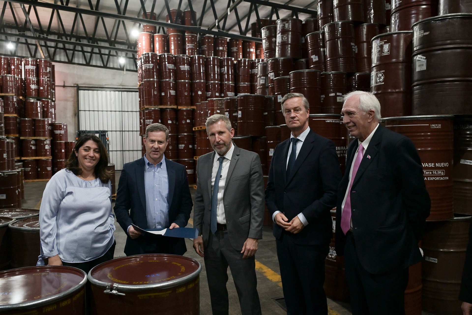 Imagen de noticia Frigerio entregó el certificado de adhesión al RINI a una empresa exportadora de miel y legumbres de Paraná