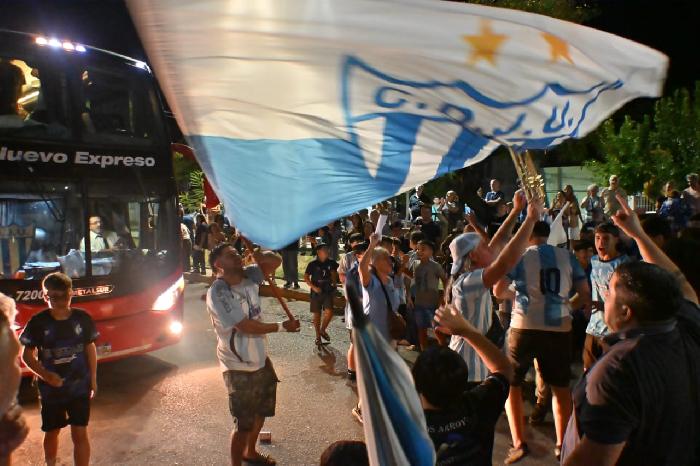 Imagen de noticia  Banderazo de despedida de Juventud Unida antes de la final por el ascenso